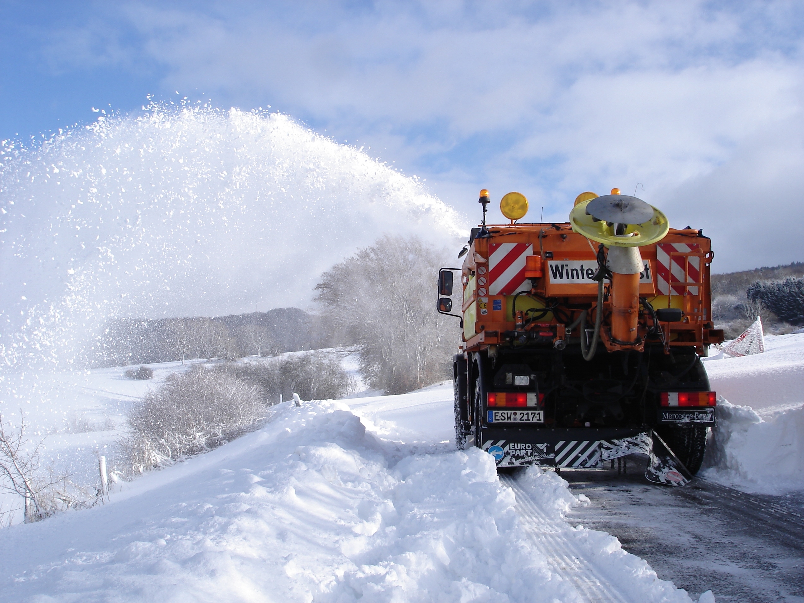 Unimog beim Schneeraumen