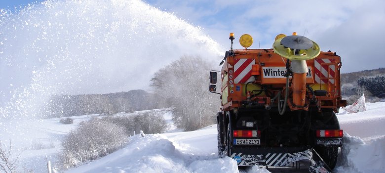 Unimog beim Schneeraumen