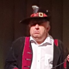 Heimatspieler in Kostüm