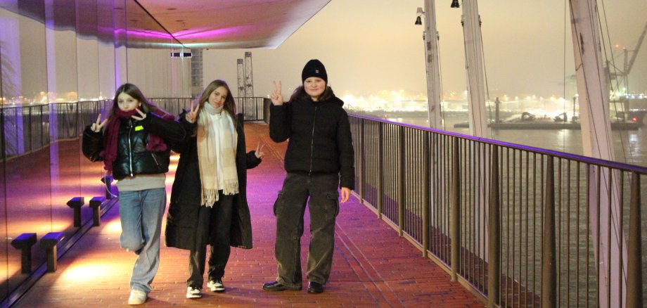 Jugendliche Teilnehmerinnen bei der Städtetour 2023 in Hamburg auf dem Balkon der Elbphilharmonie