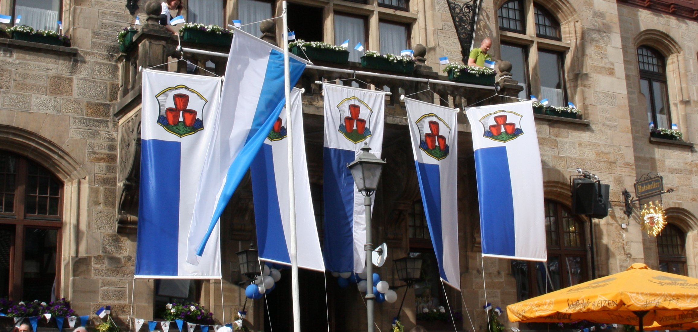 festliche Beflaggung des Rathauses