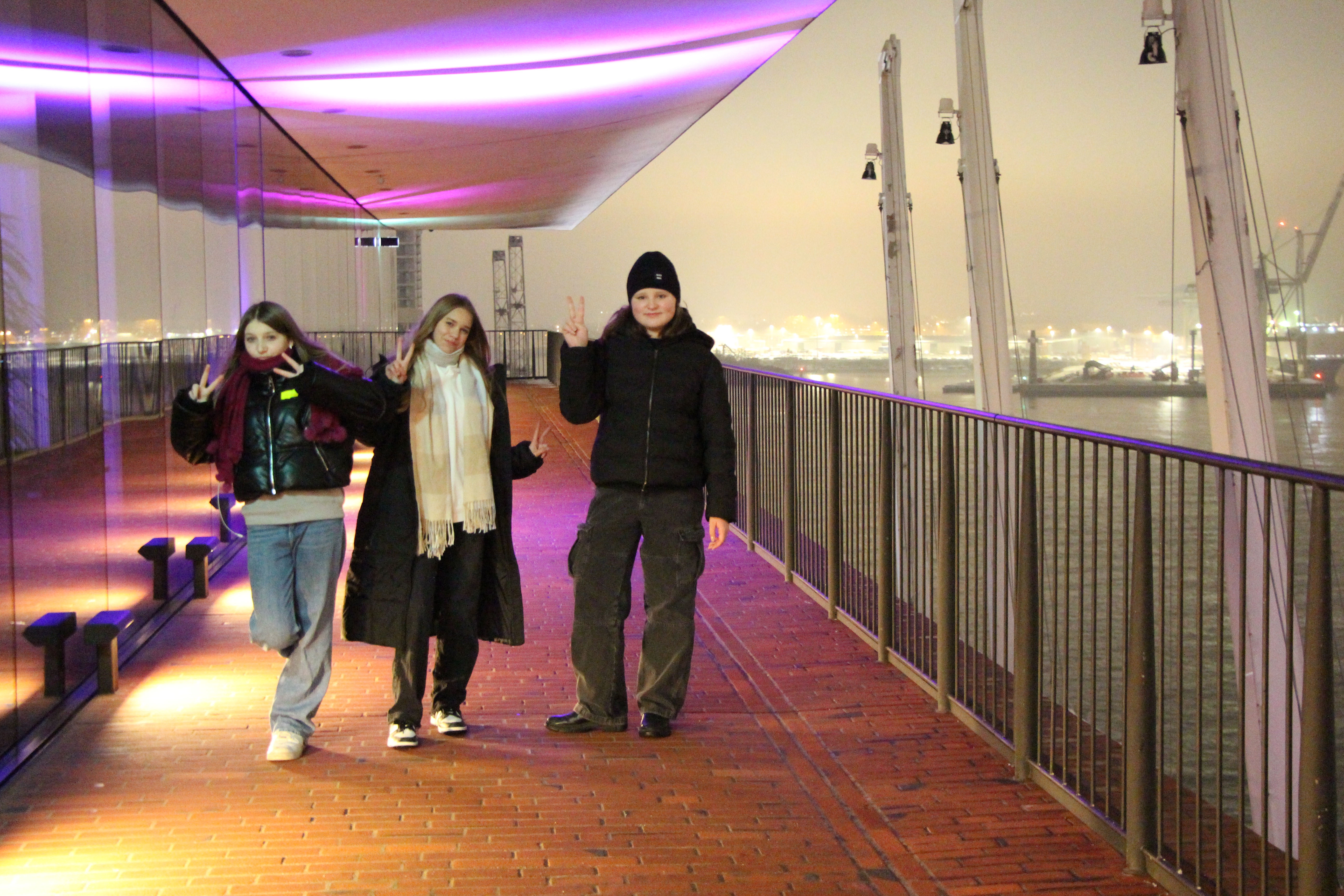 Jugendliche Teilnehmerinnen bei der Städtetour 2023 in Hamburg auf dem Balkon der Elbphilharmonie