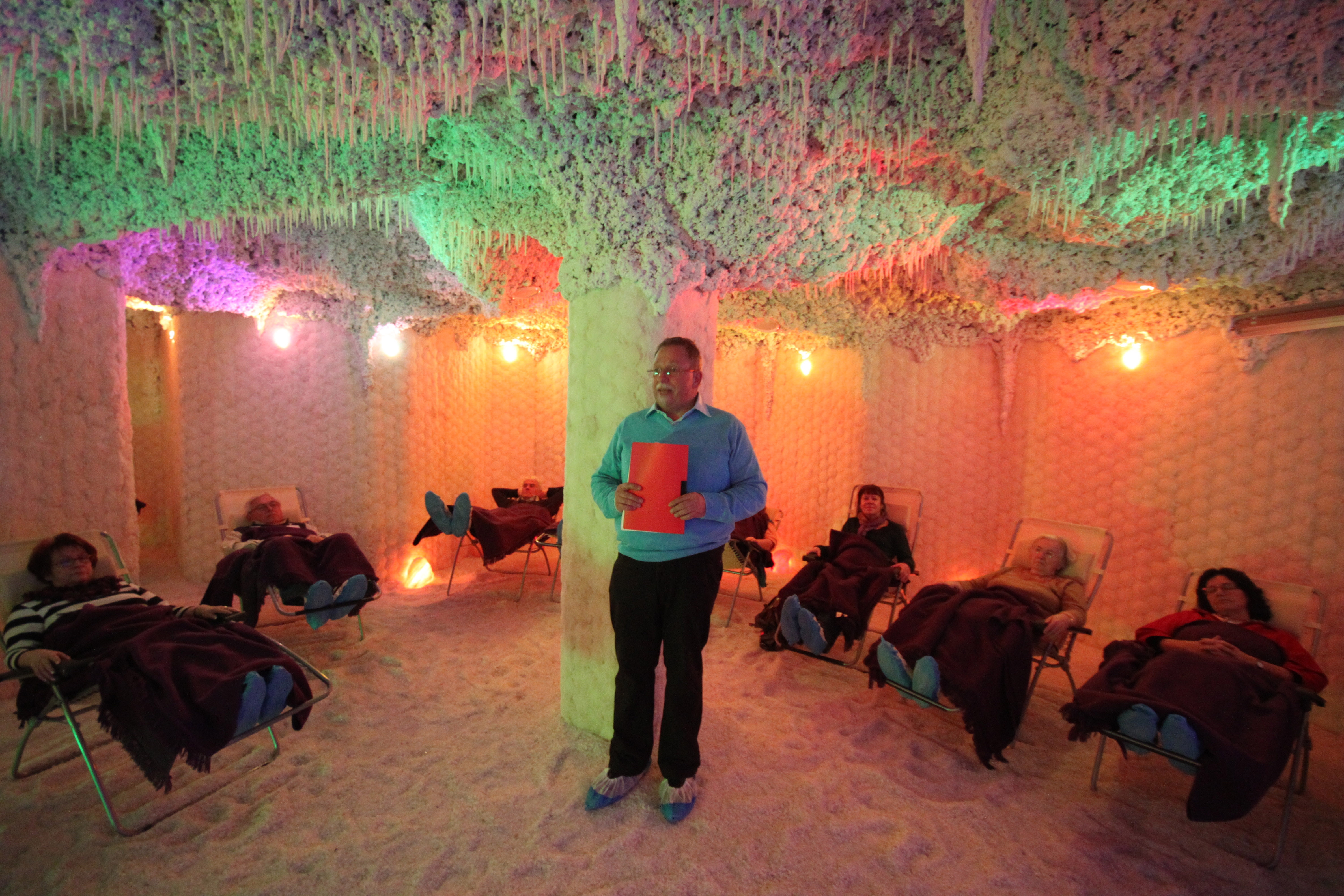 Pflegende Angehörige entspannen in der Salzgrotte der Werrataltherme in Bad Sooden-Allendorf